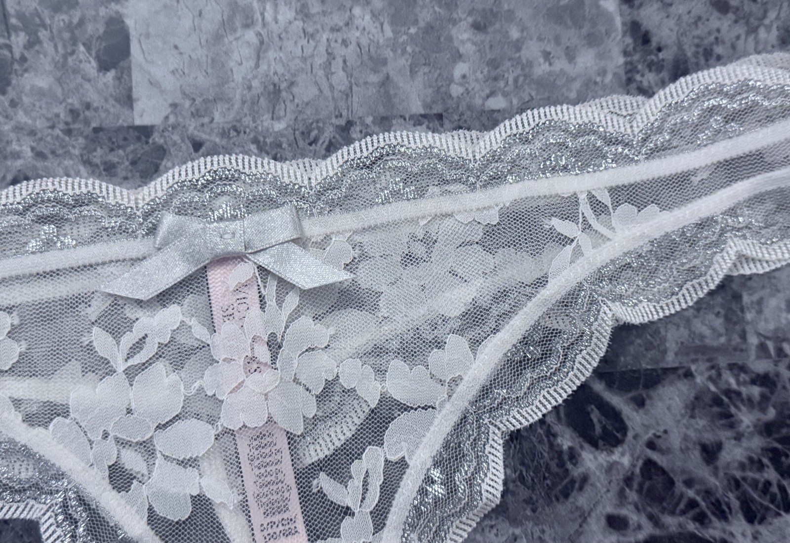 VICTORIA’S SECRET DREAM ANGELS SMALL WHITE SILVER FLORAL LACE RARE THONG PANTIES