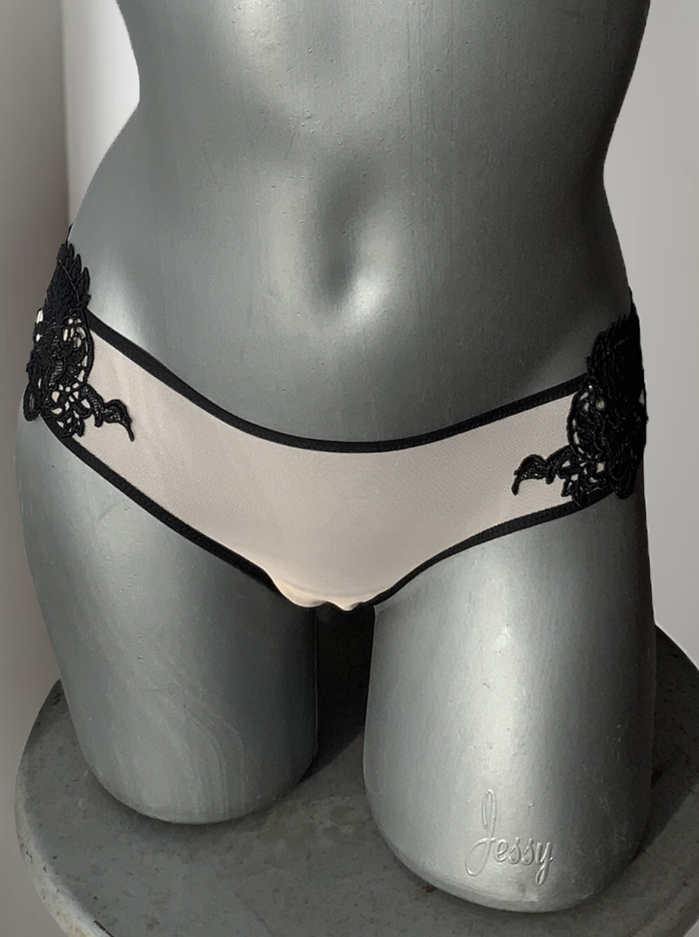 Victoria’s Secret Luxe Lingerie Dragon Appliue Cheeky Embroidered Panty Small