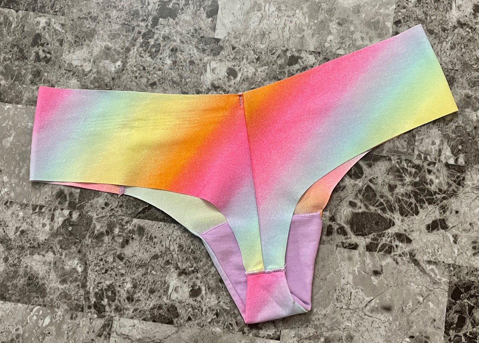 NWT VICTORIA’S SECRET PINK M NEON RAINBOW OMBRE STRIPE NO SHOW THONG PANTIES
