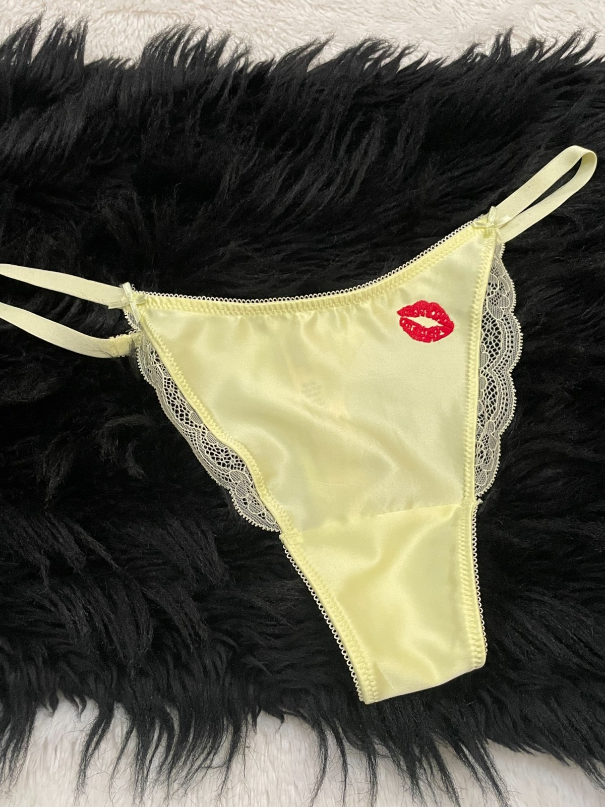 XS Victoria’s Secret Tease SATIN Kiss THONG Panty Yellow Lemonade Red Lips Lace
