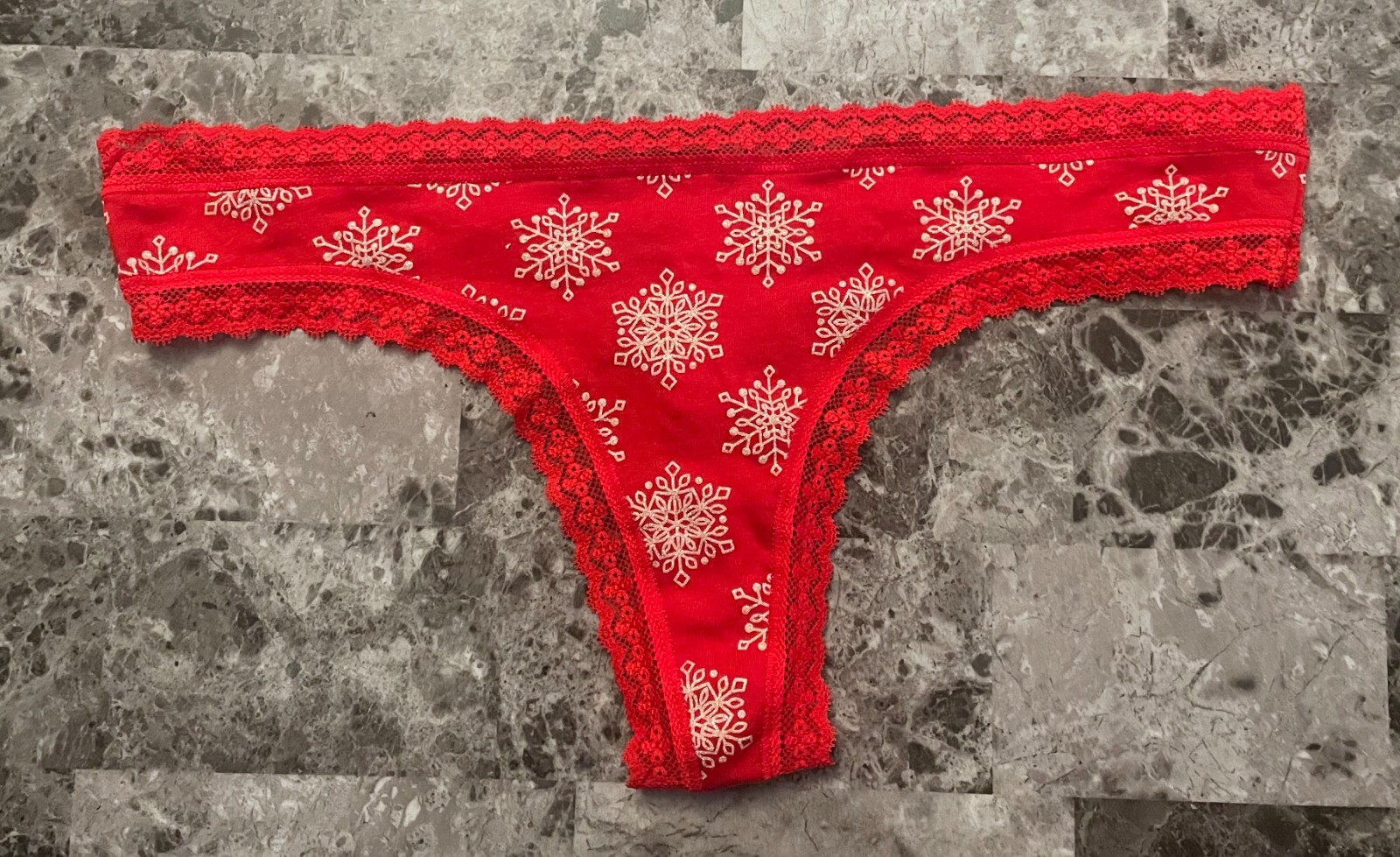 NWT VICTORIA’S SECRET LARGE RED GLITTER SNOWFLAKE LACE RARE THONG PANTIES