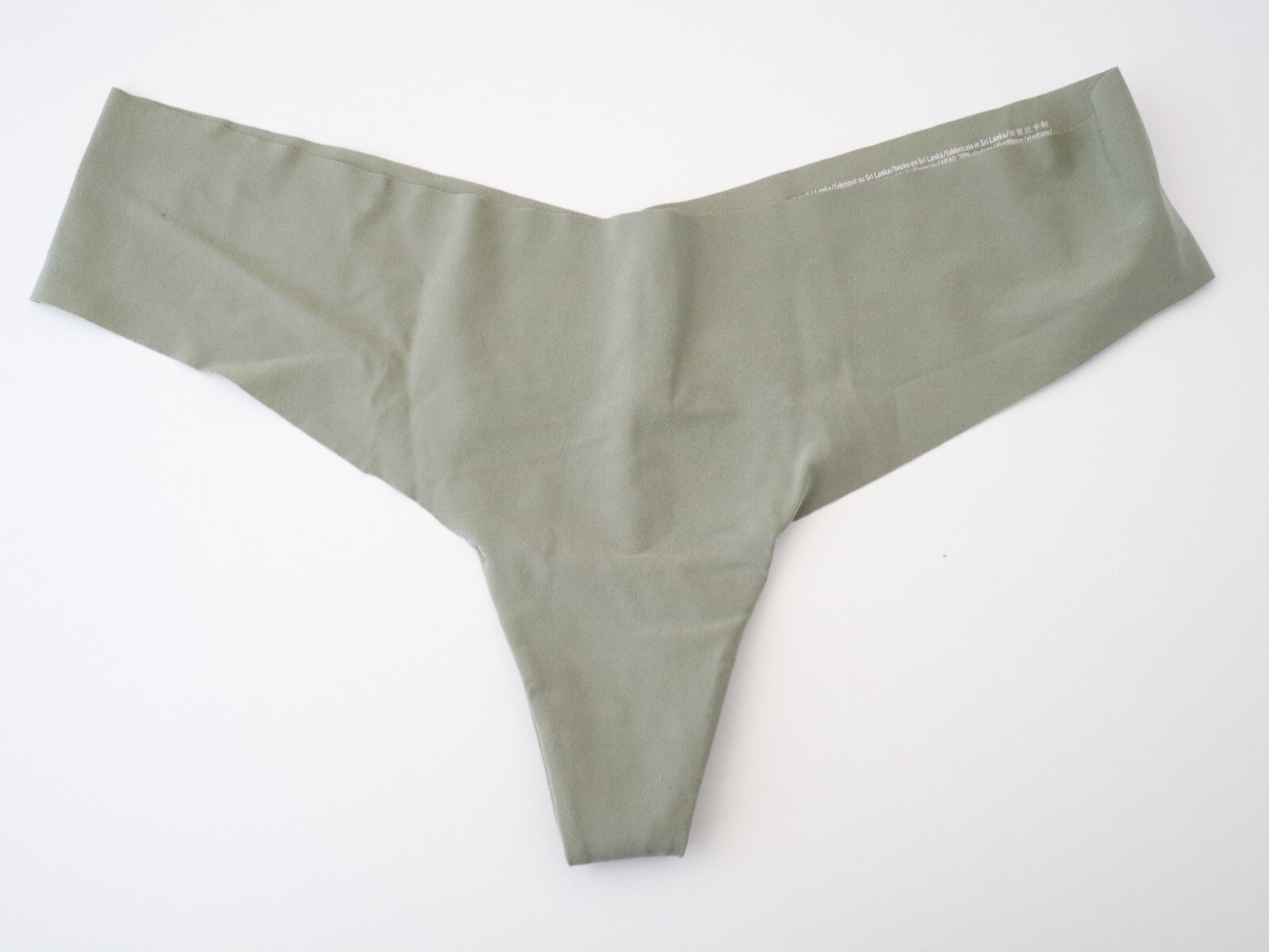 2 NEW Victoria’s Secret Seamless Laser Cut Thong Cheeky Panties Lot MEDIUM