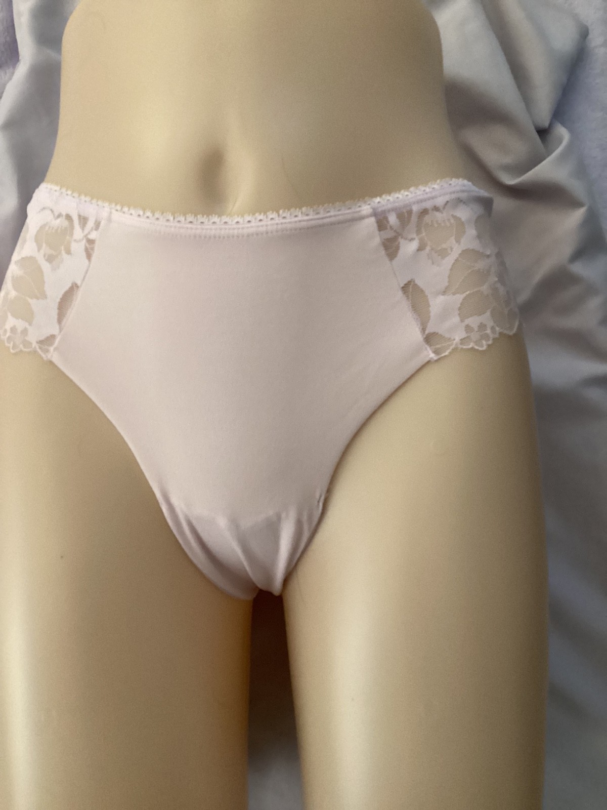 Victoria’s Secret -Medium- Women’s No Show Thongs Panties Lavendar Side Lace