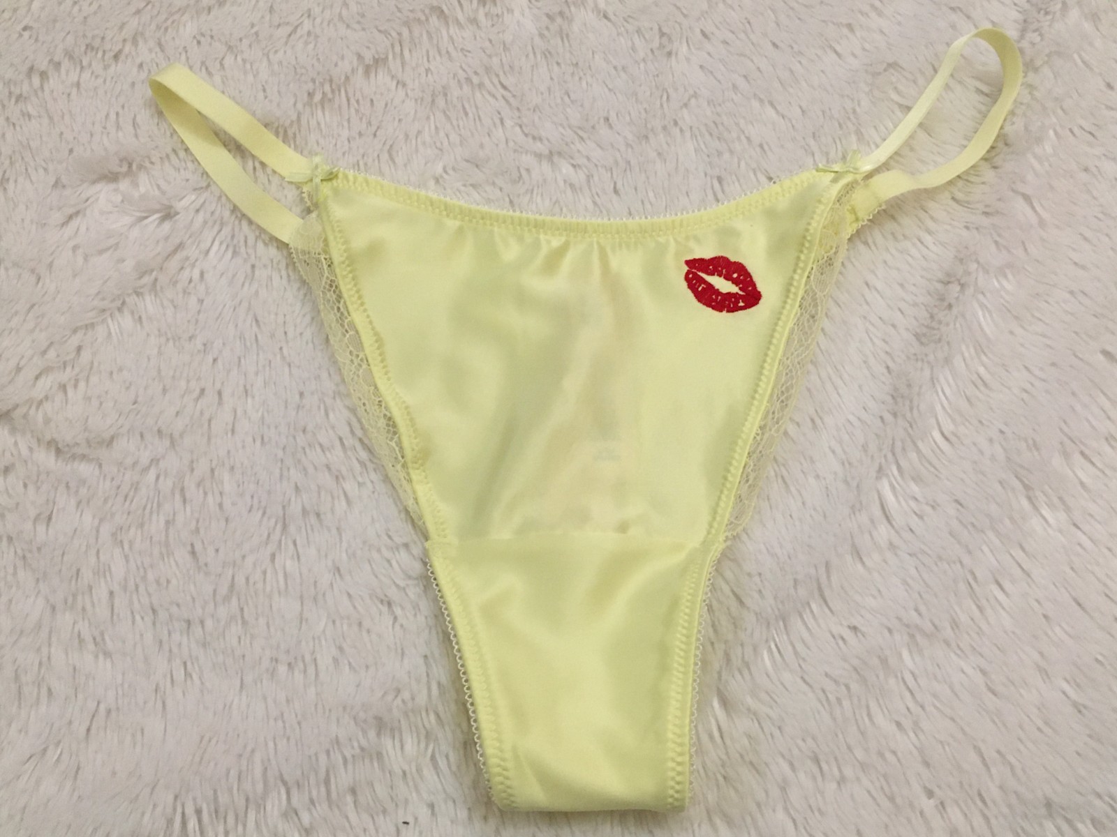 XS Victoria’s Secret Tease SATIN Kiss THONG Panty Yellow Lemonade Red Lips Lace