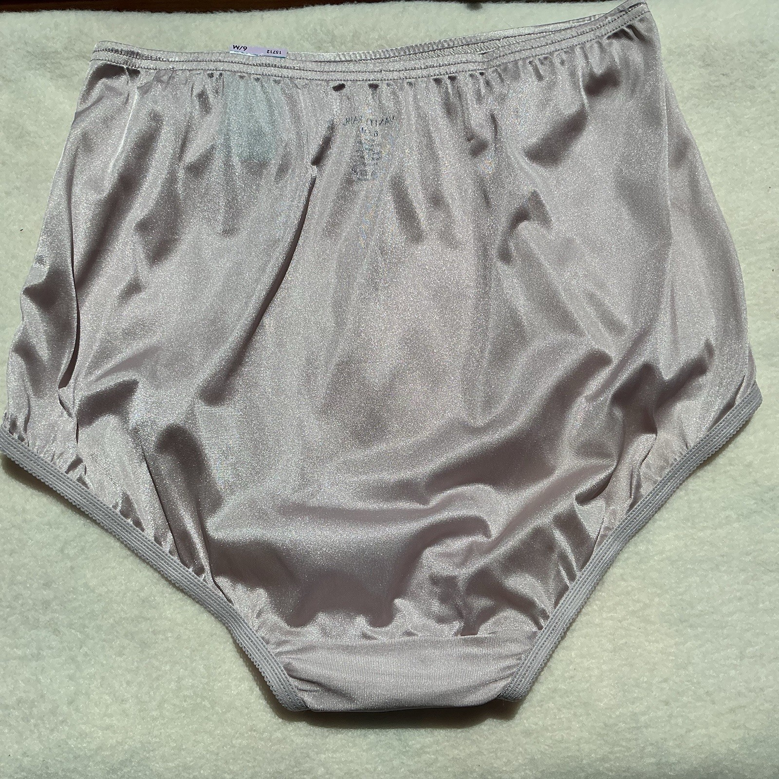 Woman’s Vanity Fair 15712 Perfectly Yours Ravissant Panties NWT 6 M