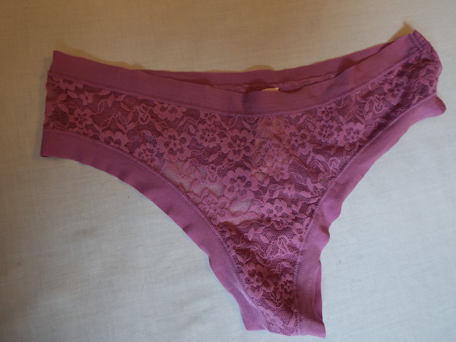 NWT Victoria’s Secret No Show lace Back Logo Thong Panty M Cosmo Pink