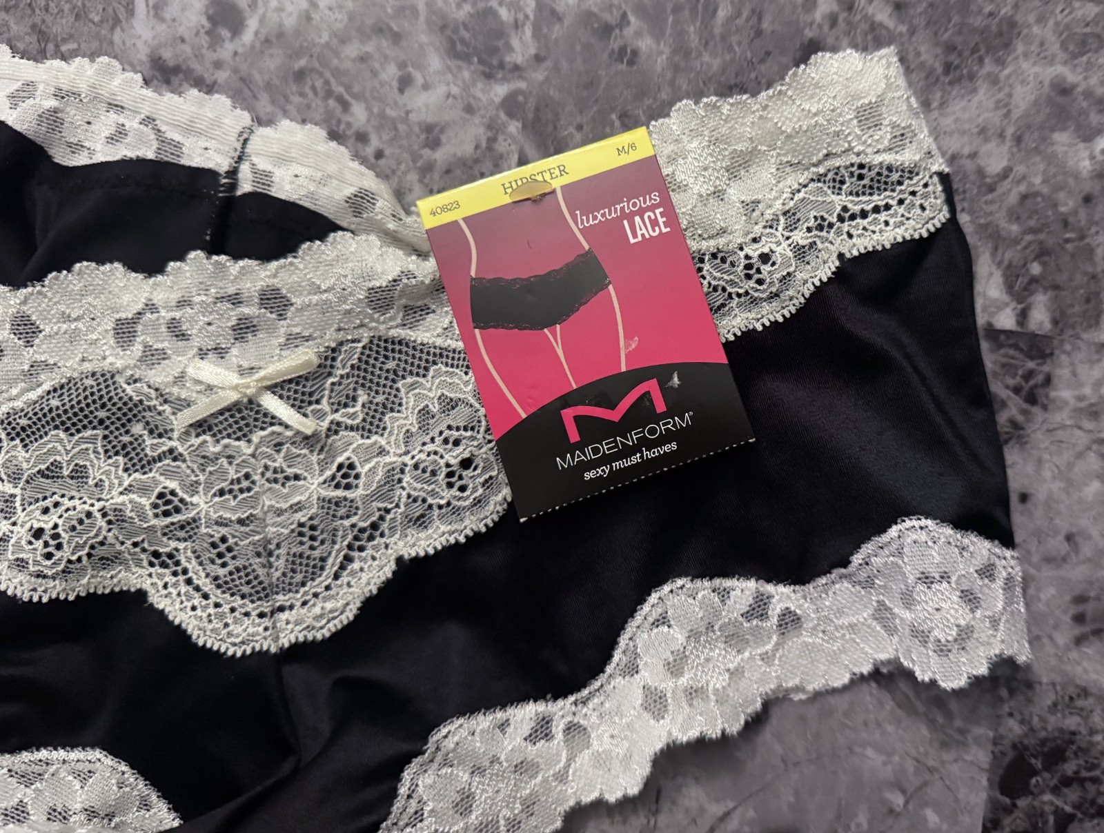 NWT MAIDENFORM M BLACK SATIN SMOOTH WHITE FLORAL LACE HIPSTER CHEEKY PANTIES