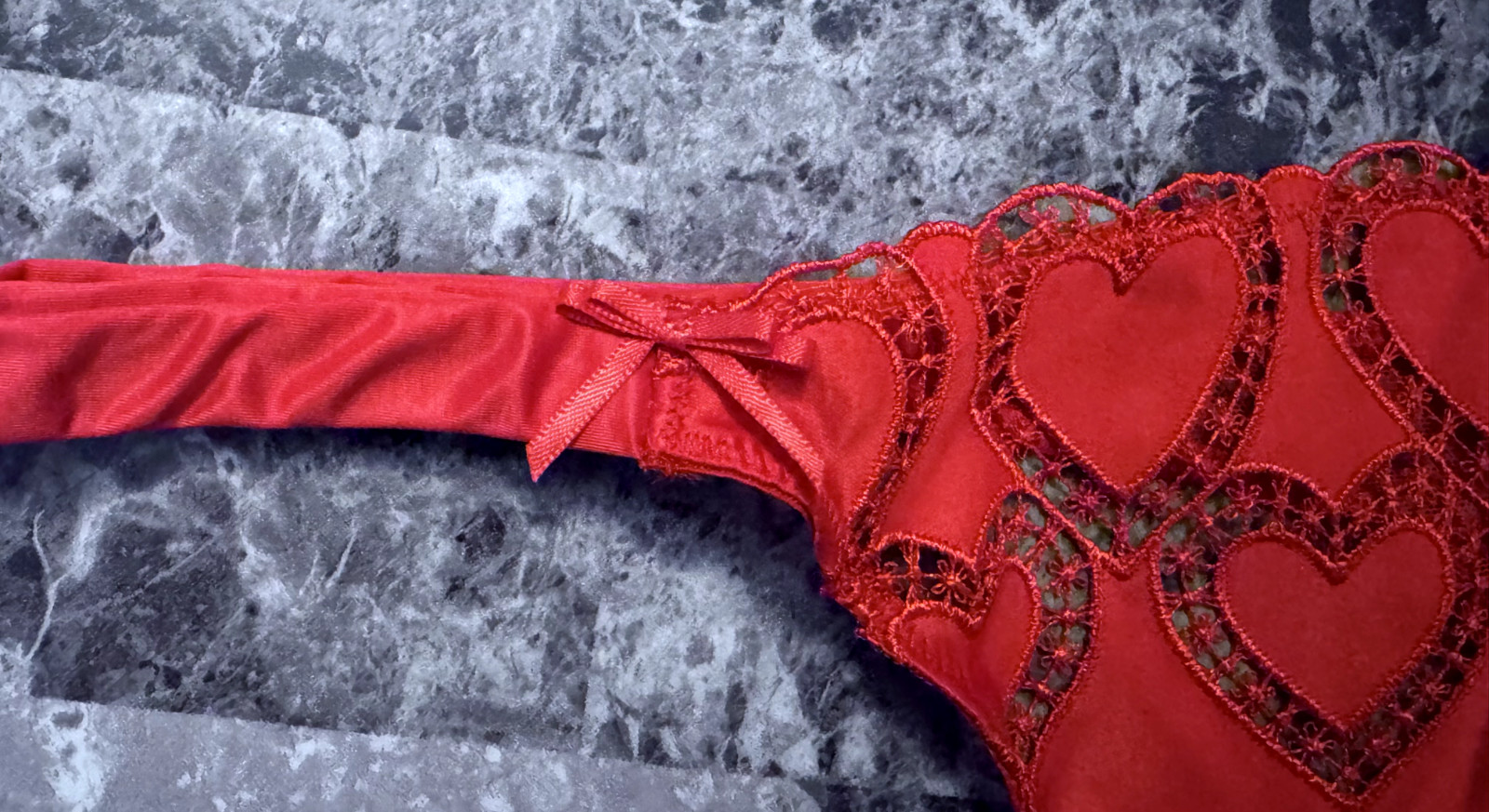 VICTORIA’S SECRET RED SATIN SMOOTH HEART CUTOUT EMBROIDERY MESH THONG PANTIES