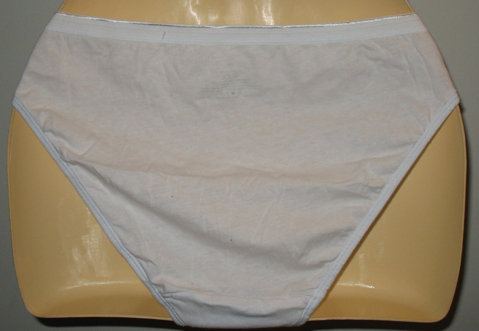 RN #52469 – NEW – WHITE M / 6 – 10% COTTON HI-CUT PANTY ( NO TAGS)
