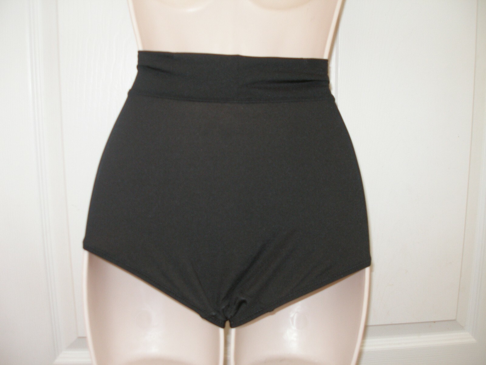 Warner’s Women’s Medium Black Briefs Stretch Textured Cool Lightweight Fabric