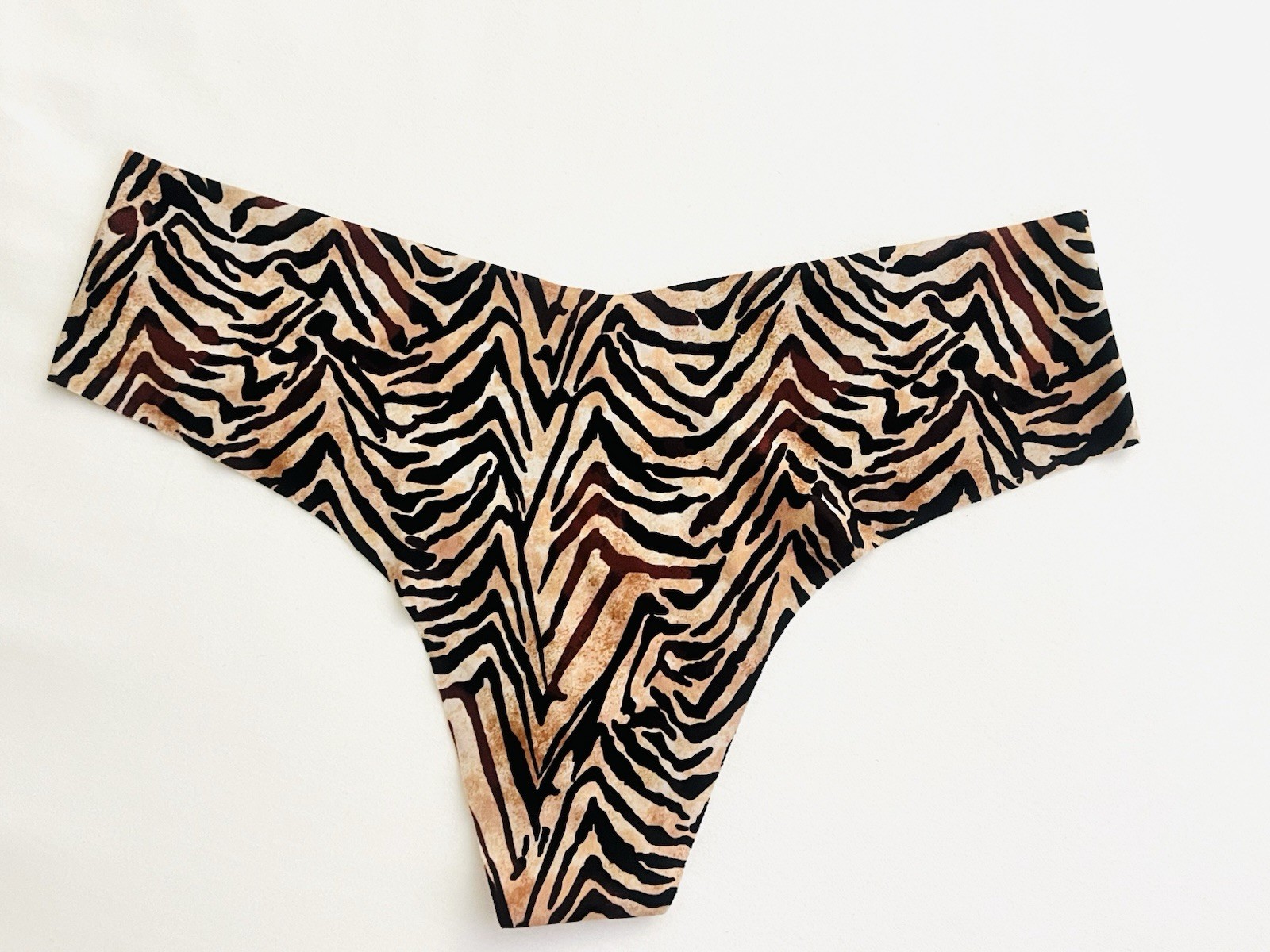 NWT VICTORIA’S SECRET Smooth in Tiger Stripe Animal NO SHOW THONG PANTIES Large