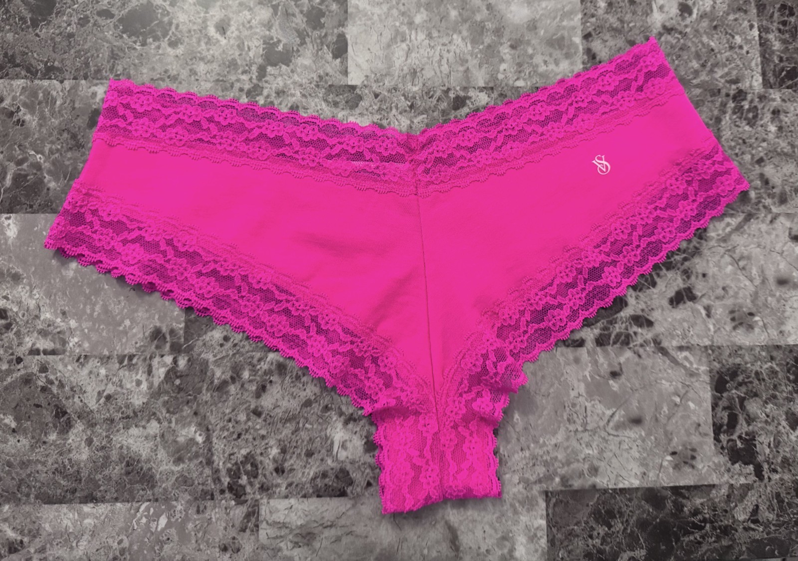 NWT VICTORIA’S SECRET M BRIGHT PINK LACE VS WHITE LOGO BACK RARE CHEEKY PANTIES
