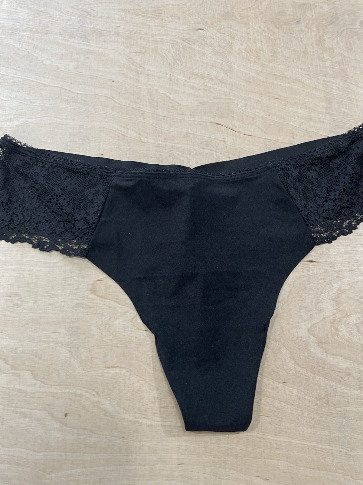 Victoria’s Secret No-Show Thong Panty Lace Detail-Black Size L NWT