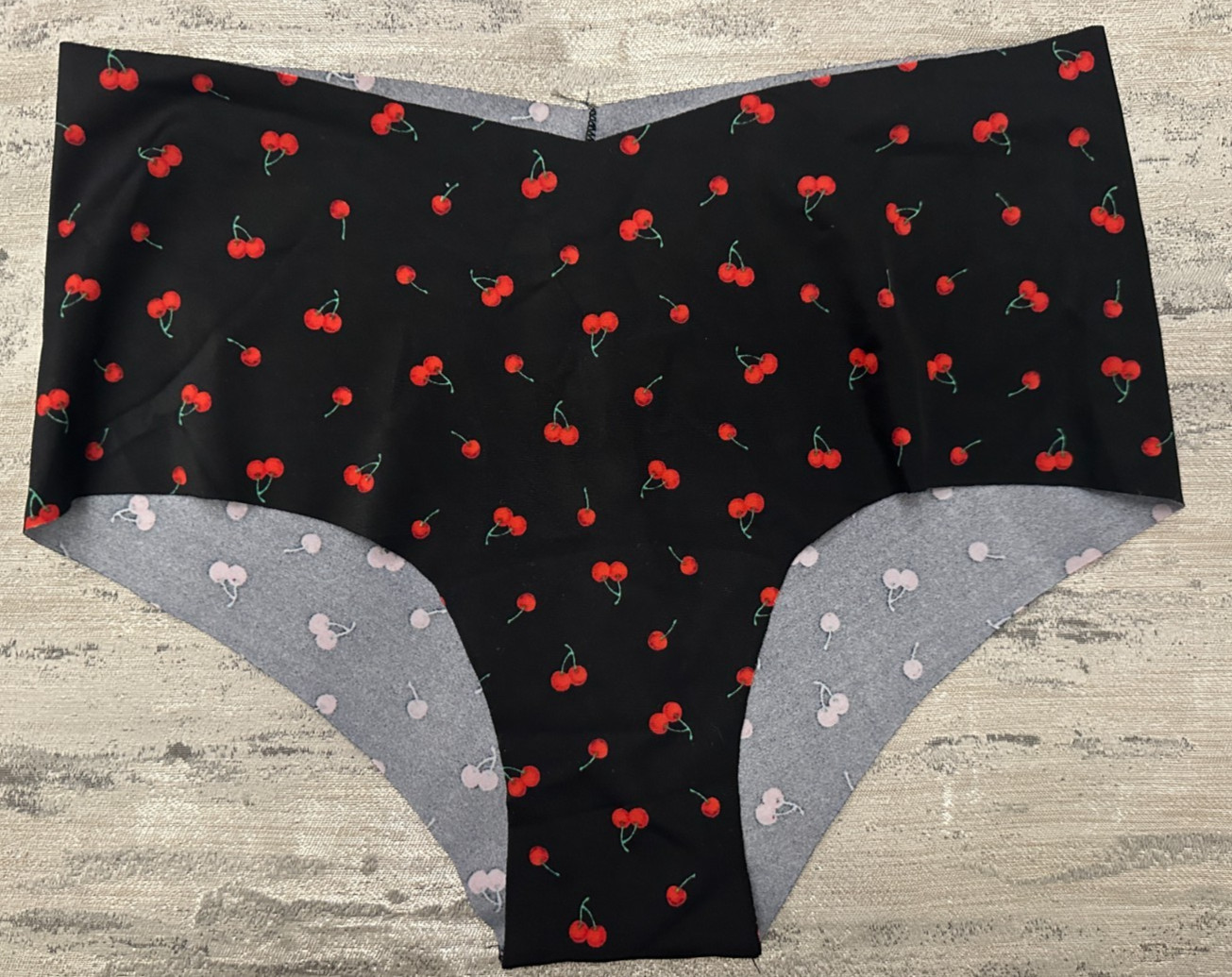 New with tags Victoria’s Secret No Show Cheeky Panty Black Cherries Medium 🍒