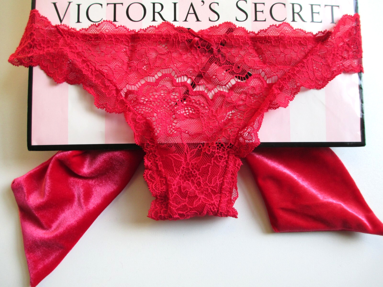 VICTORIA’S SECRET DREAM ANGELS Red Velvet Bow Cheekini Bikini Panty M Open Back