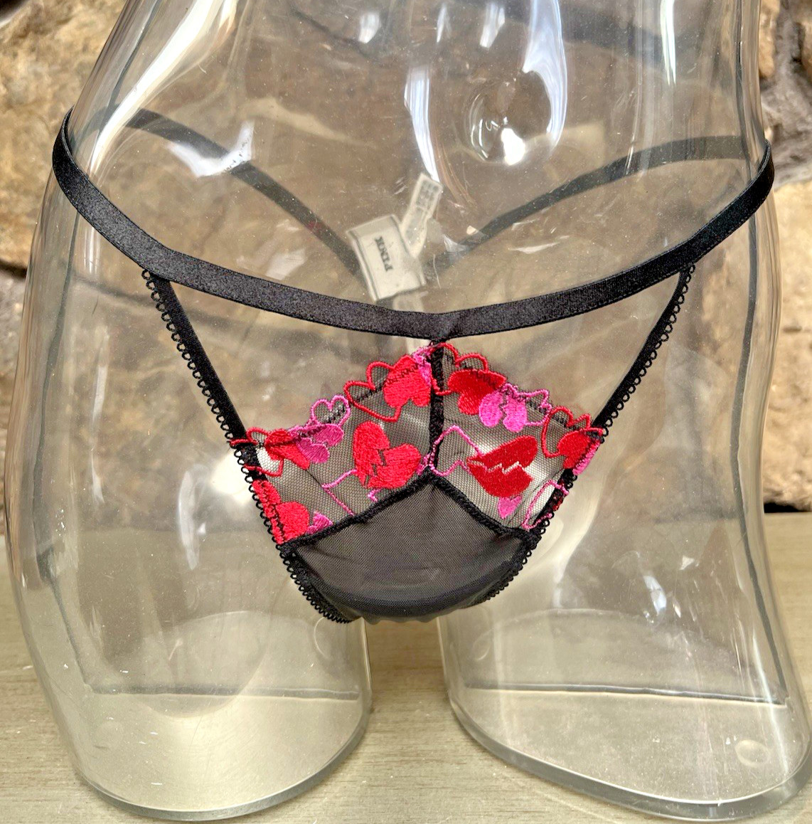Victorias Secret PINK Heartbreaker Embroidery V-STRING THONG Panty M NWT