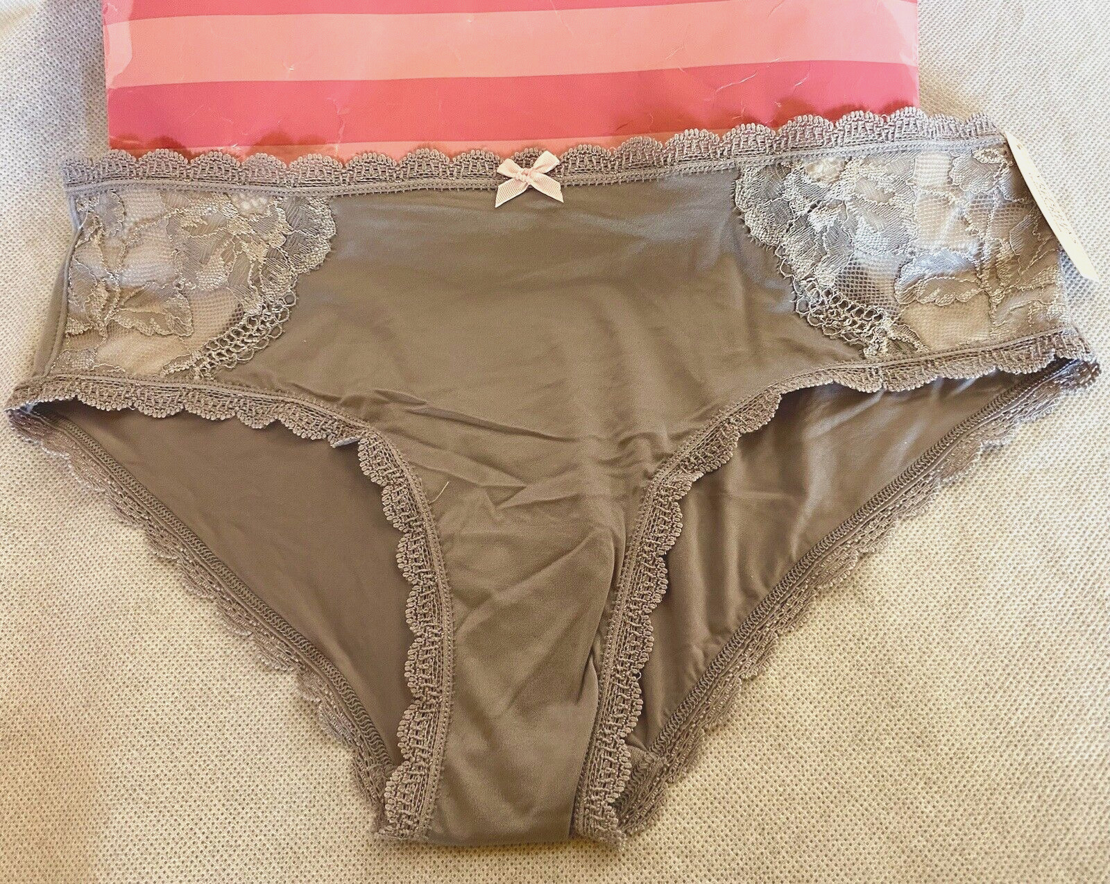 VICTORIA’S SECRET 2013 Size M Gray Smooth Floral Lace Bow Hiphugger Panties NEW