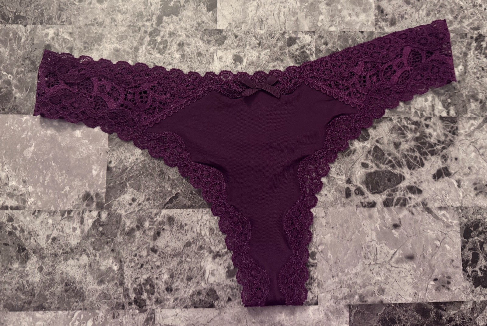 NWOT VICTORIA’S SECRET DREAM ANGELS MEDIUM MAROON SMOOTH LACE RARE THONG PANTIES