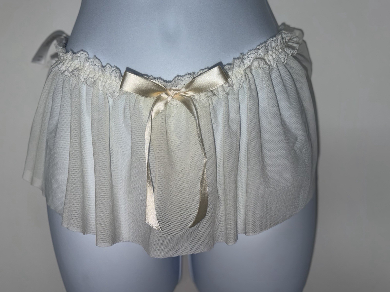 Hanky Panky Bridal Collection Bride Veil Thong Panties Ruffle Lace Size M/L
