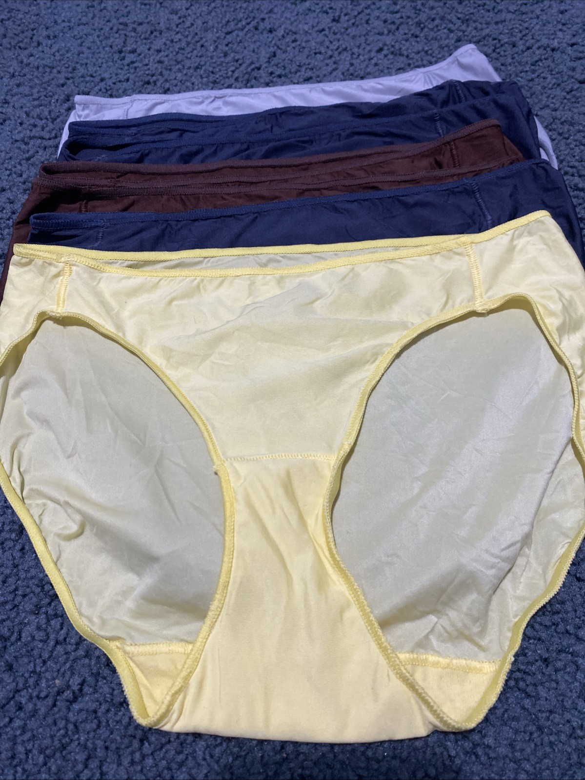 12 Pack Hanes Women’s Tagless Microfiber Stretchy Bikini, Size 5/S ( item#48)