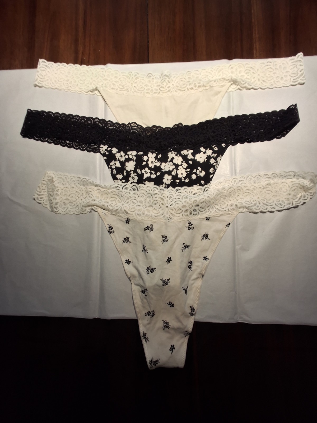 Old Navy Womens Thongs. 3 Pairs. Size 3X. Cream, Black/White Floral. Lace Trim.