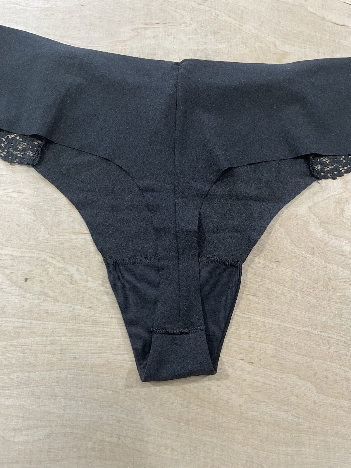 Victoria’s Secret No-Show Thong Panty Lace Detail-Black Size L NWT
