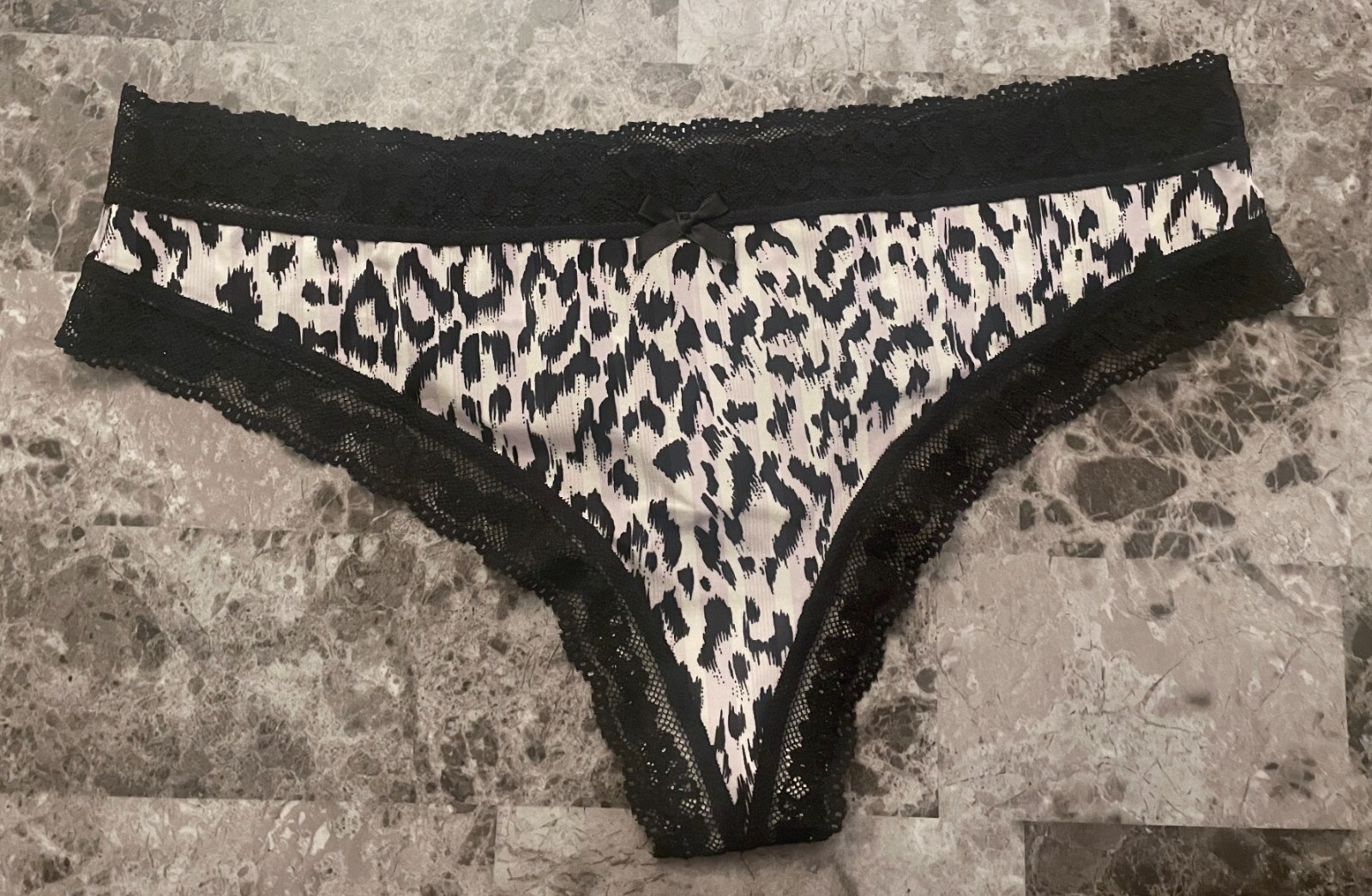 NWOT VICTORIA’S SECRET LARGE LEOPARD SMOOTH FLORAL LOGO LACE RARE THONG PANTIES