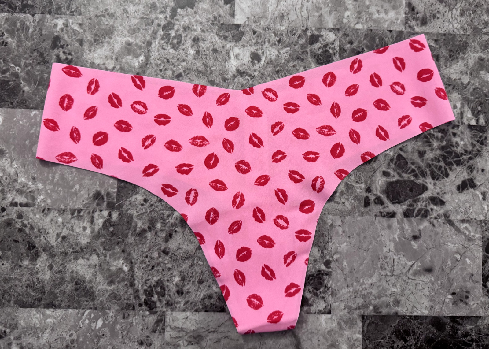 NWT VICTORIA’S SECRET PINK RED LIPS KISS SMOOTH RAW EDGE NO SHOW THONG PANTIES