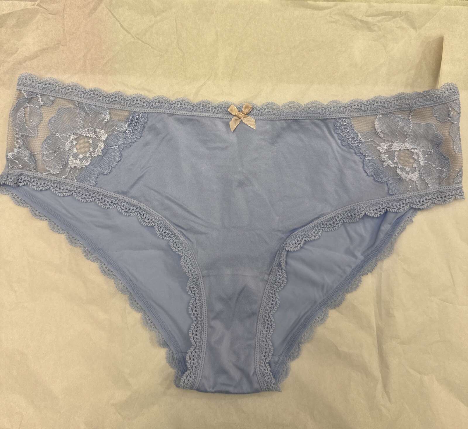 Victoria’s Secret Dream Angels Hiphugger Medium Baby Blue Lace Soft Satin NWT