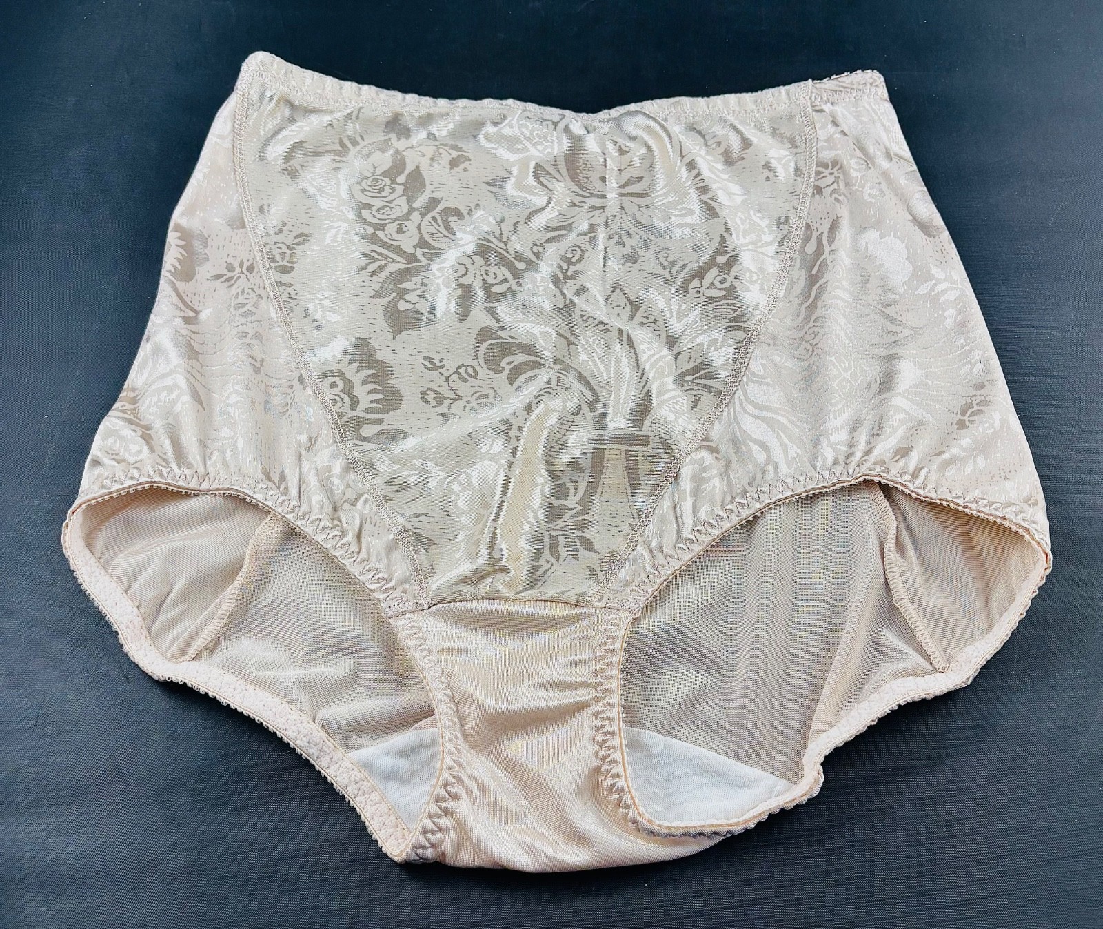 VTG VANITY FAIR SHAPING SYS. FIRM SUPPORT 1PR BRIEFS PANTIES LG FAWN 40-005 NWOT