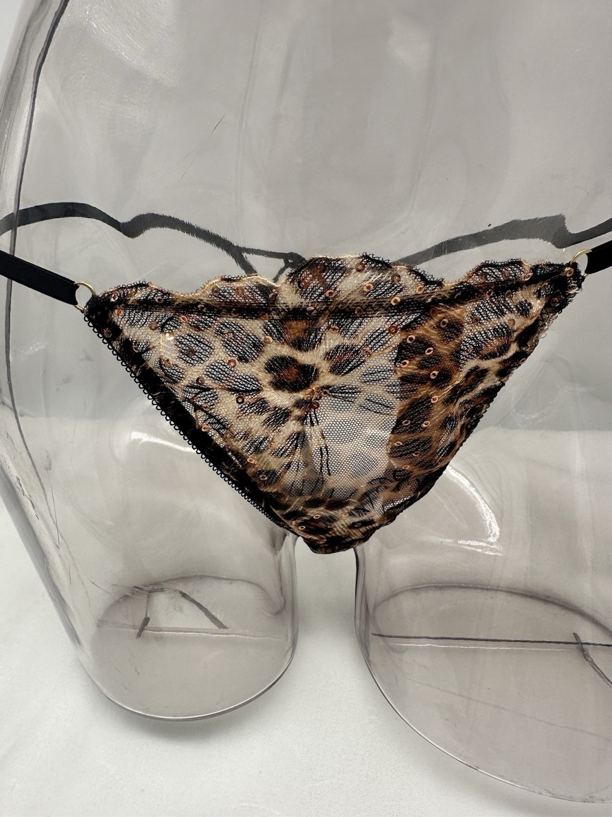 Victoria’s Secret 🌹RT $29 Geo Leo Embroidery Sequin Shine V-String LARGE🌹