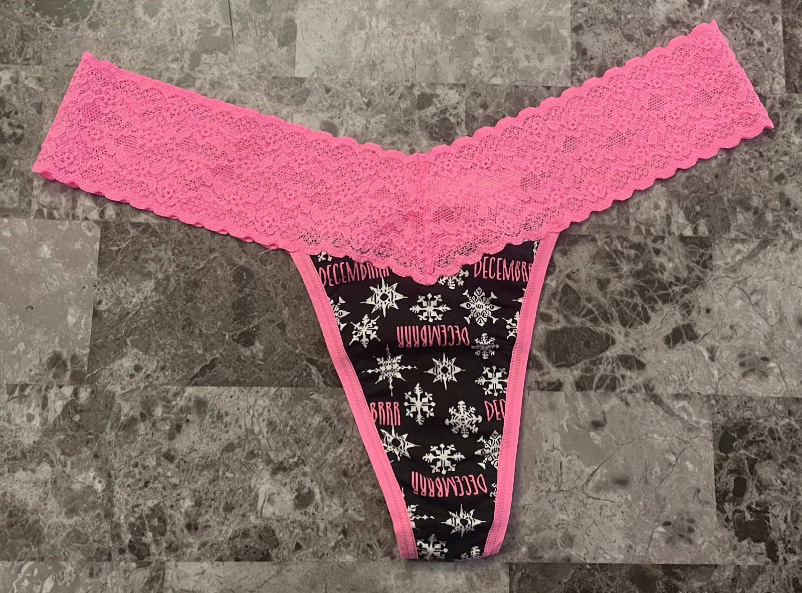 NWOT VICTORIA’S SECRET O/S PINK WHITE SNOWFLAKE DECEMBER LACE RARE THONG PANTIES