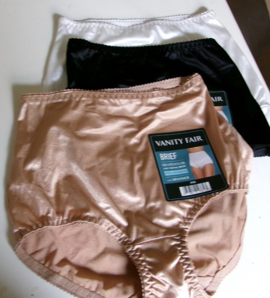 Three Vanity Fair Second skin shaping Brief size 5 Black and beige Style 40301