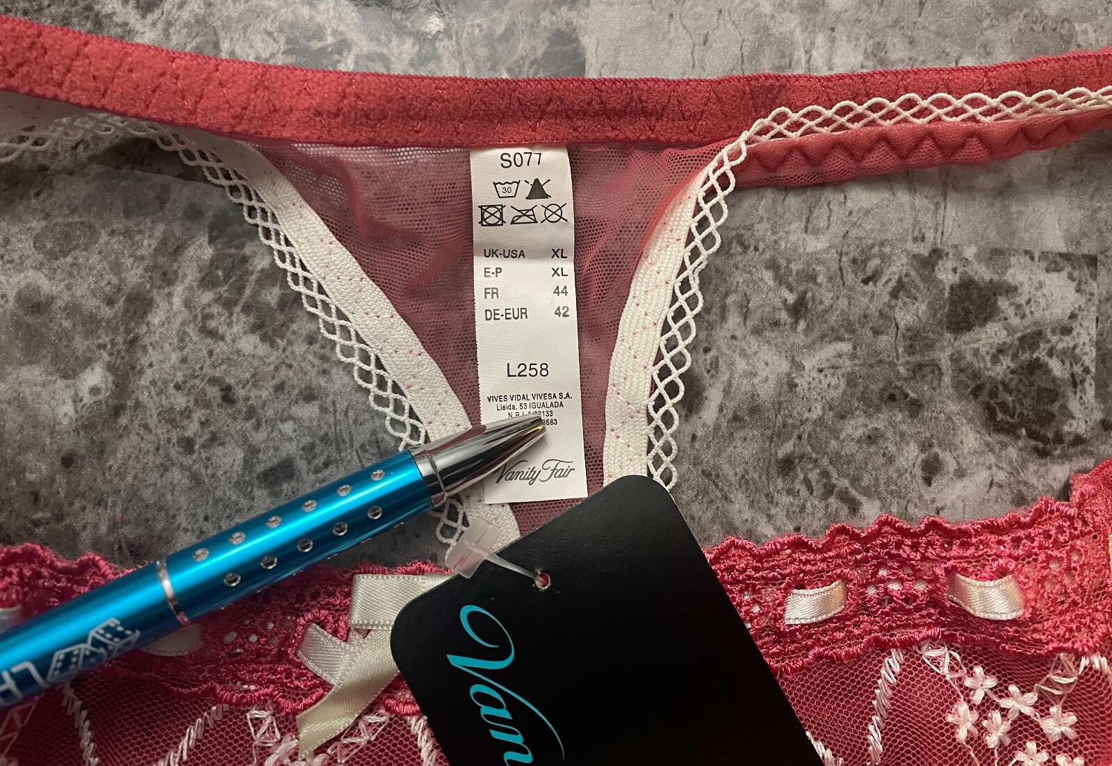 NWT VANITY FAIR XL EMBROIDERED FLORAL RIBBON BOW VINTAGE RARE THONG PANTIES