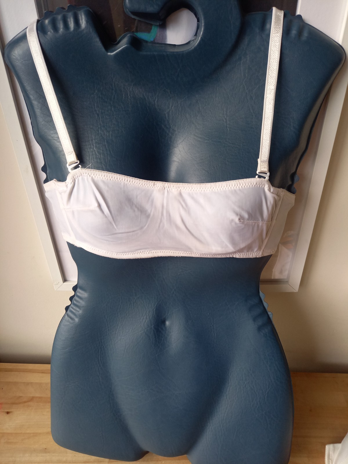 White Stretchy Seamless Detachable Straps  Strapless Underwired Bra 36B NEW