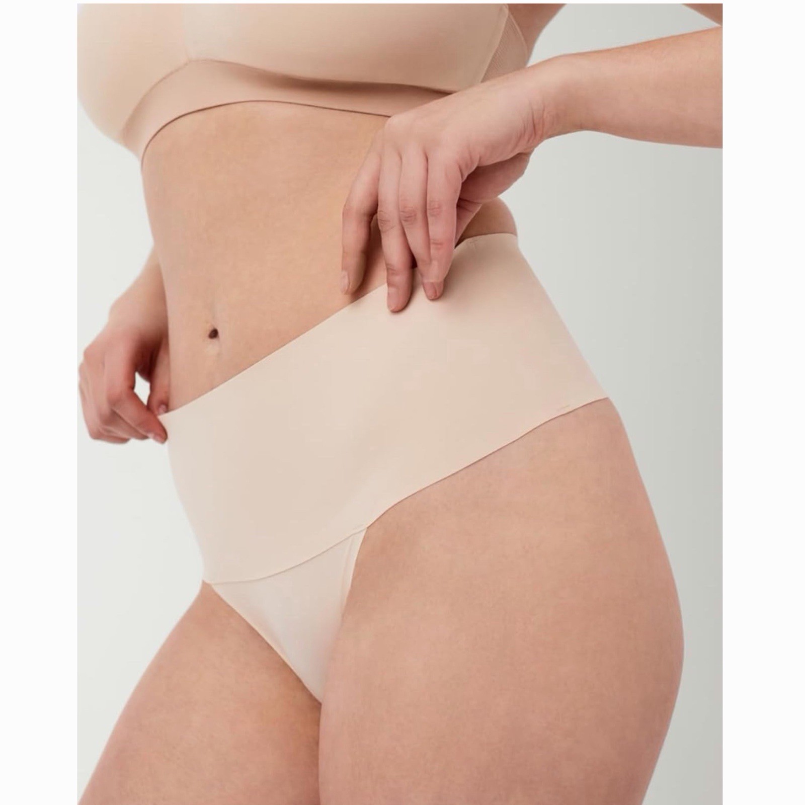 Spanx M Undie-tectable Thong Panties Women’s Size XS SOFT NUDE SPO115 NWT