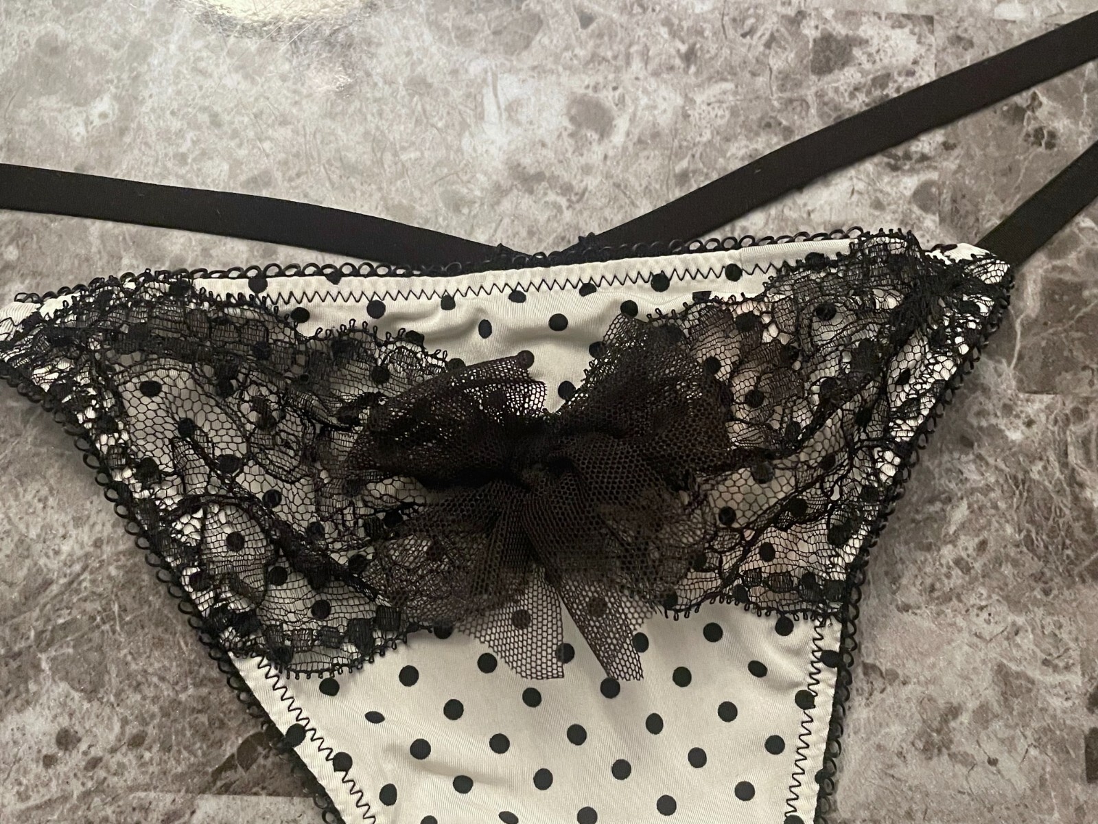 NWT VICTORIA’S SECRET MEDIUM SMOOTH POLKA DOT LACE VINTAGE RARE V STRING PANTIES