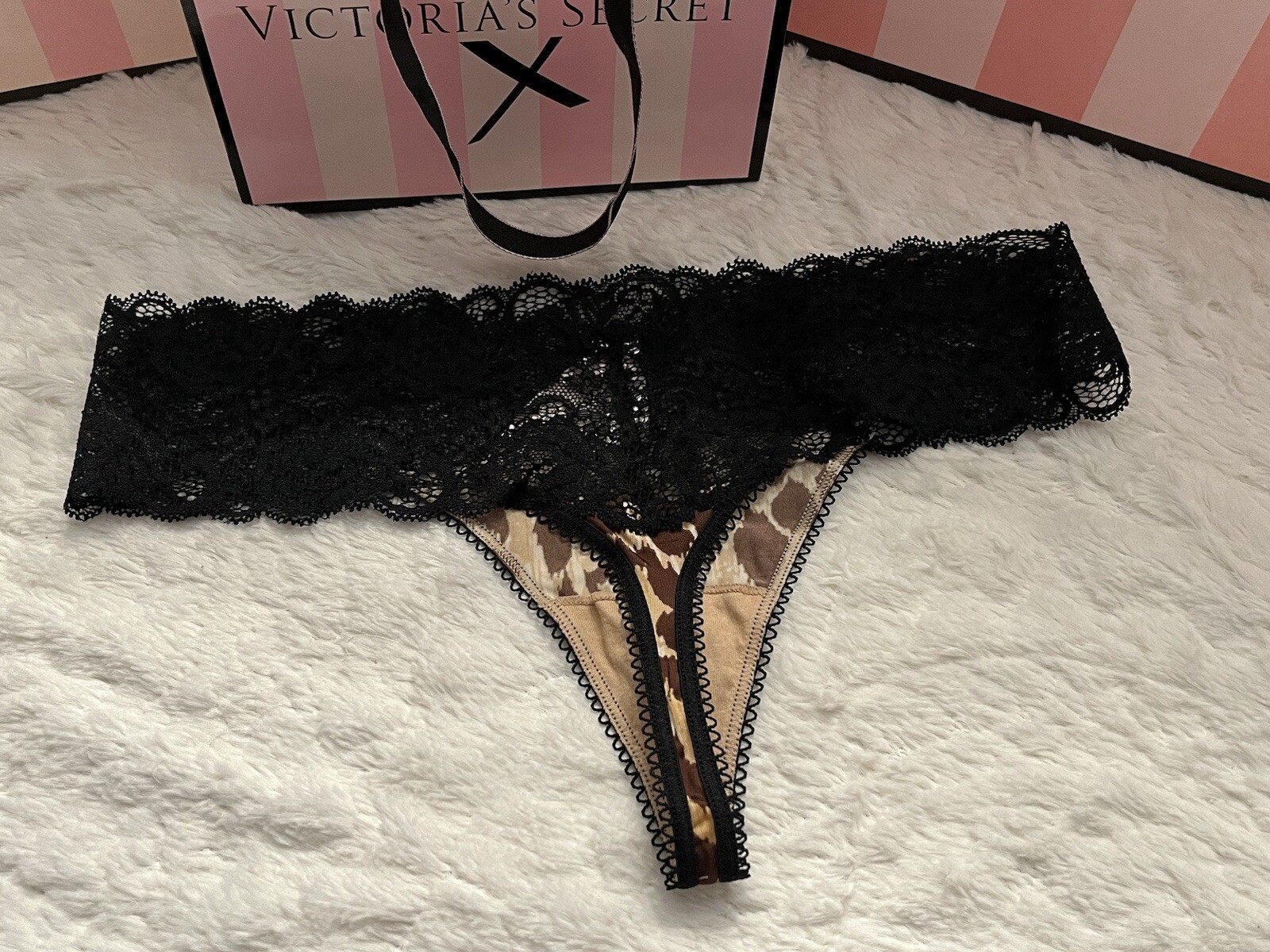 NWT Vtg VICTORIA’S SECRET VERY SEXY Silky Smooth LEOPARD Thong Panty Wide Lace M