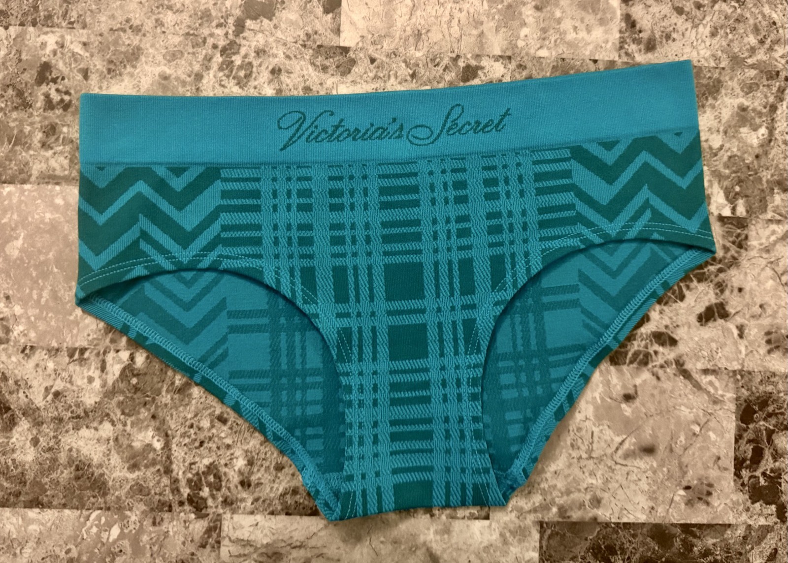 NWT VICTORIA’S SECRET S GREEN GEOMETRIC PLAID SEAMLESS RARE HIPHUGGER PANTIES