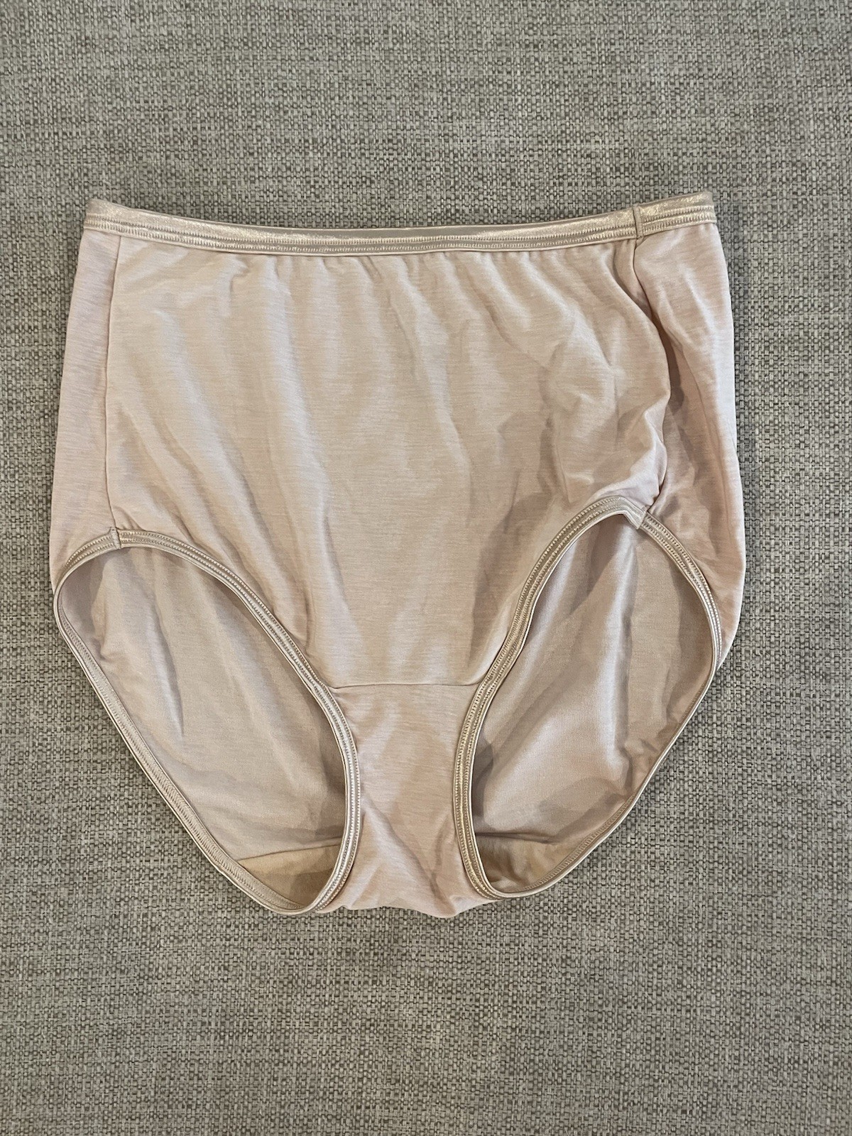 Vanity Fair Illumination Briefs Panties Women’s US Size 7/L Rose Beige NWOT