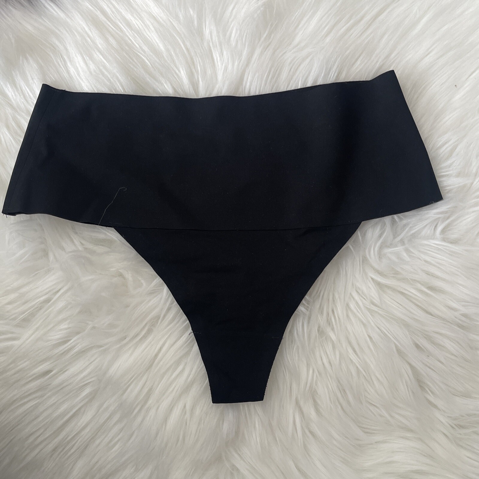 Spanx Undie-tectable Thong Panty Size M Black SP0115 (F-11)