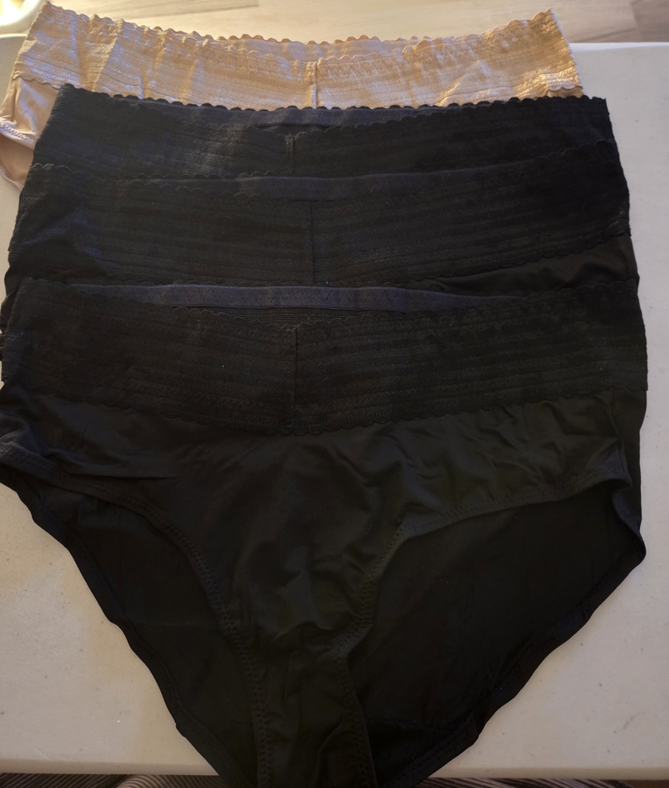 Lot Of 4 Pair Warners Size Large No Pinch Panties 3 Black and 1 Beige