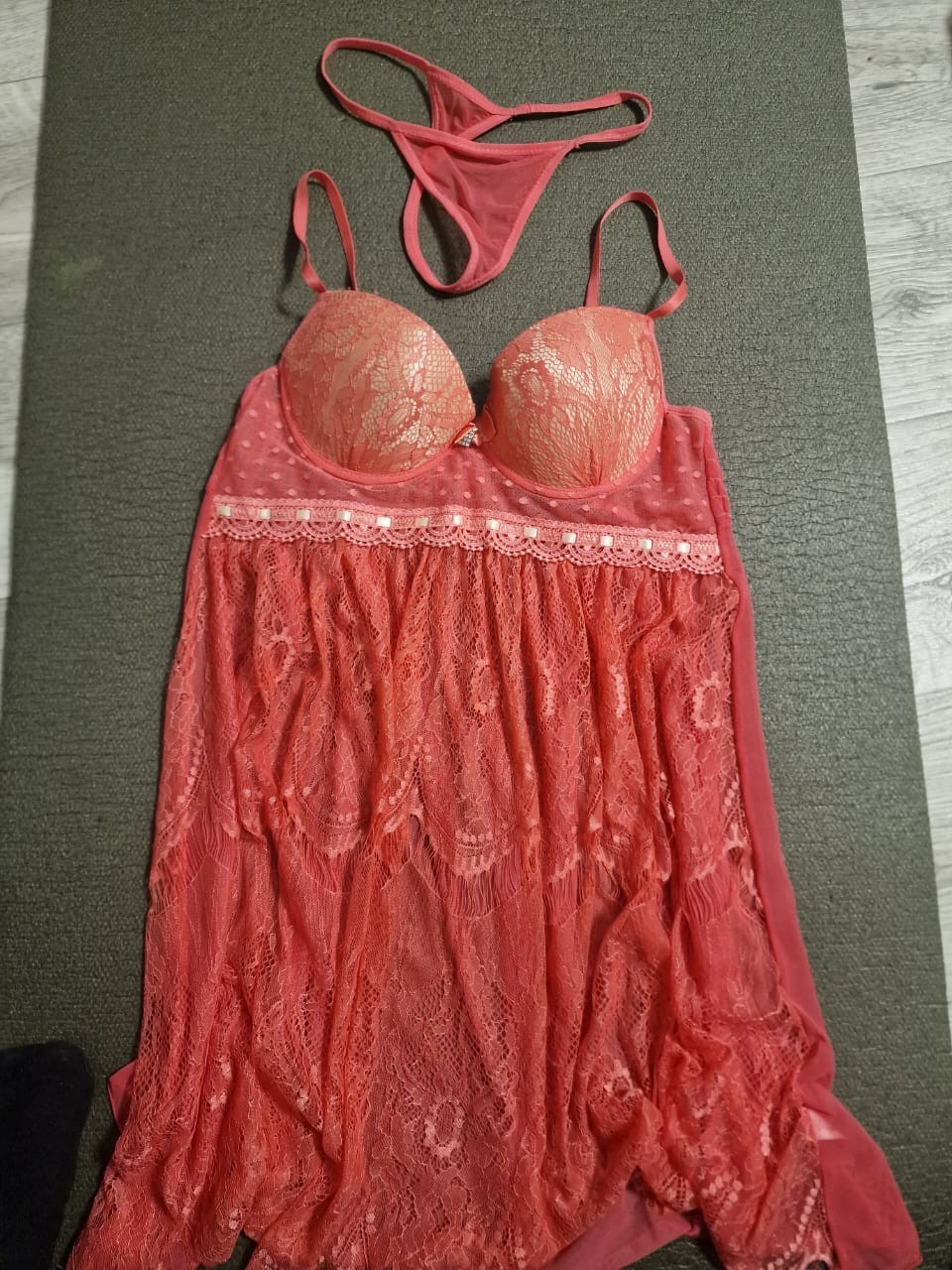 a beautiful nightgown with panties,lace,coral color,abjustable straps,size M