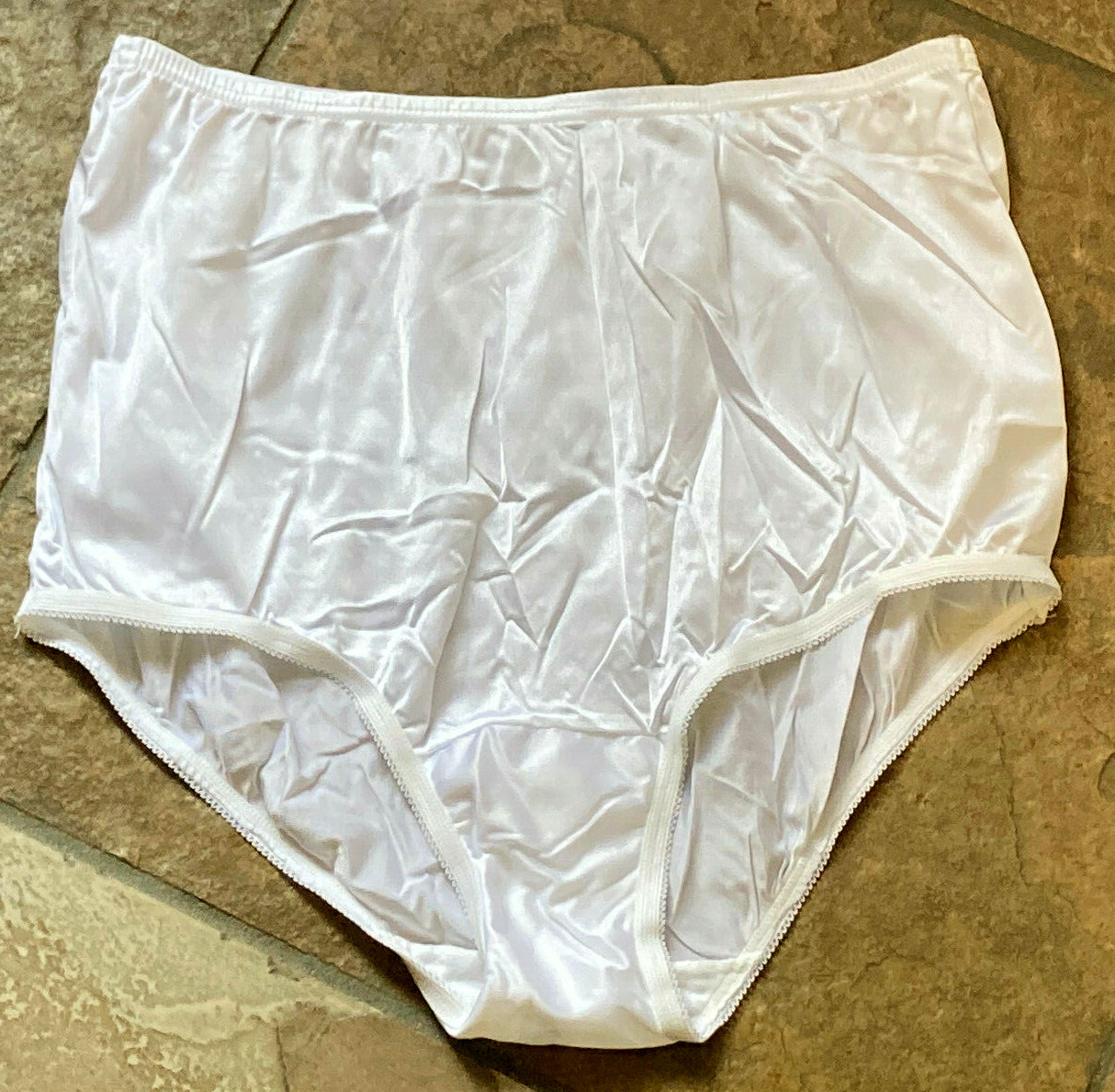 Vanity Fair 6/M Snow WHITE Silky Perfectly Yours Ravissant Nylon Brief #15712
