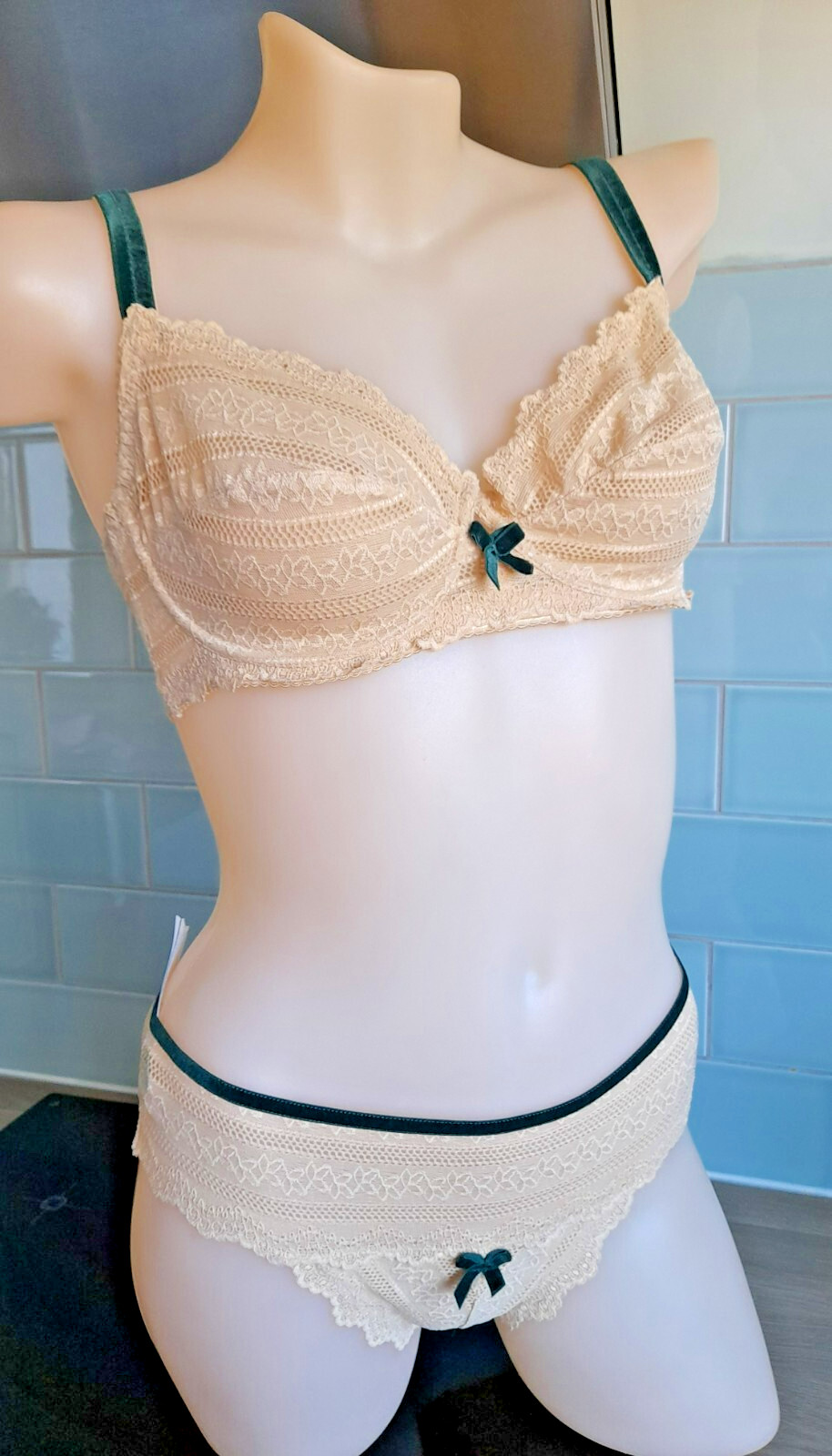 Verdissima GYPSY Beige Lace With Green Velvet Details Brief L