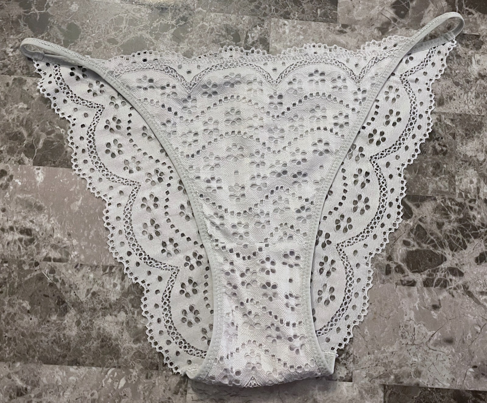 NWOT JESSICA SIMPSON XL LIGHT GRAY EYELET LACE STRING BIKINI CHEEKY PANTIES