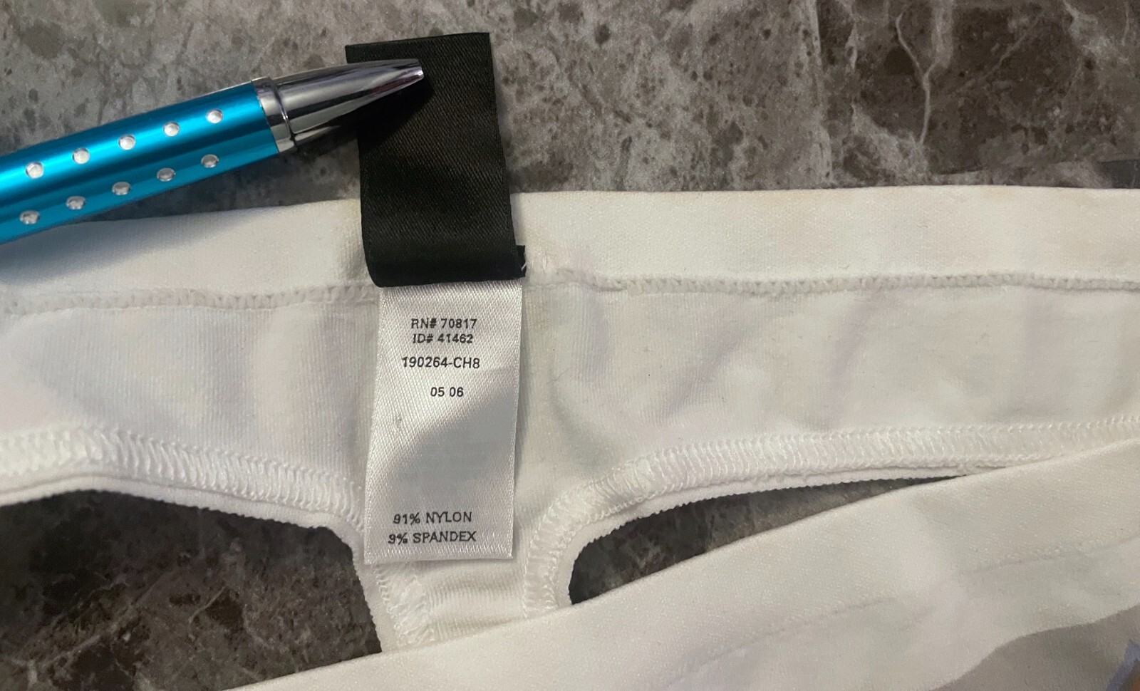BODY BY VICTORIA’S SECRET L WHITE GEOMETRIC SEAMLESS VINTAGE RARE THONG PANTIES