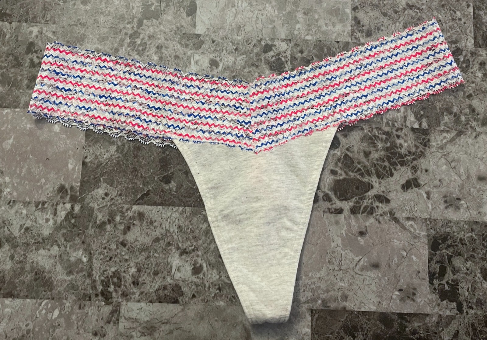 NWT VICTORIA’S SECRET PINK L GRAY RED BLUE ZIG ZAG LACE BAND RARE THONG PANTIES
