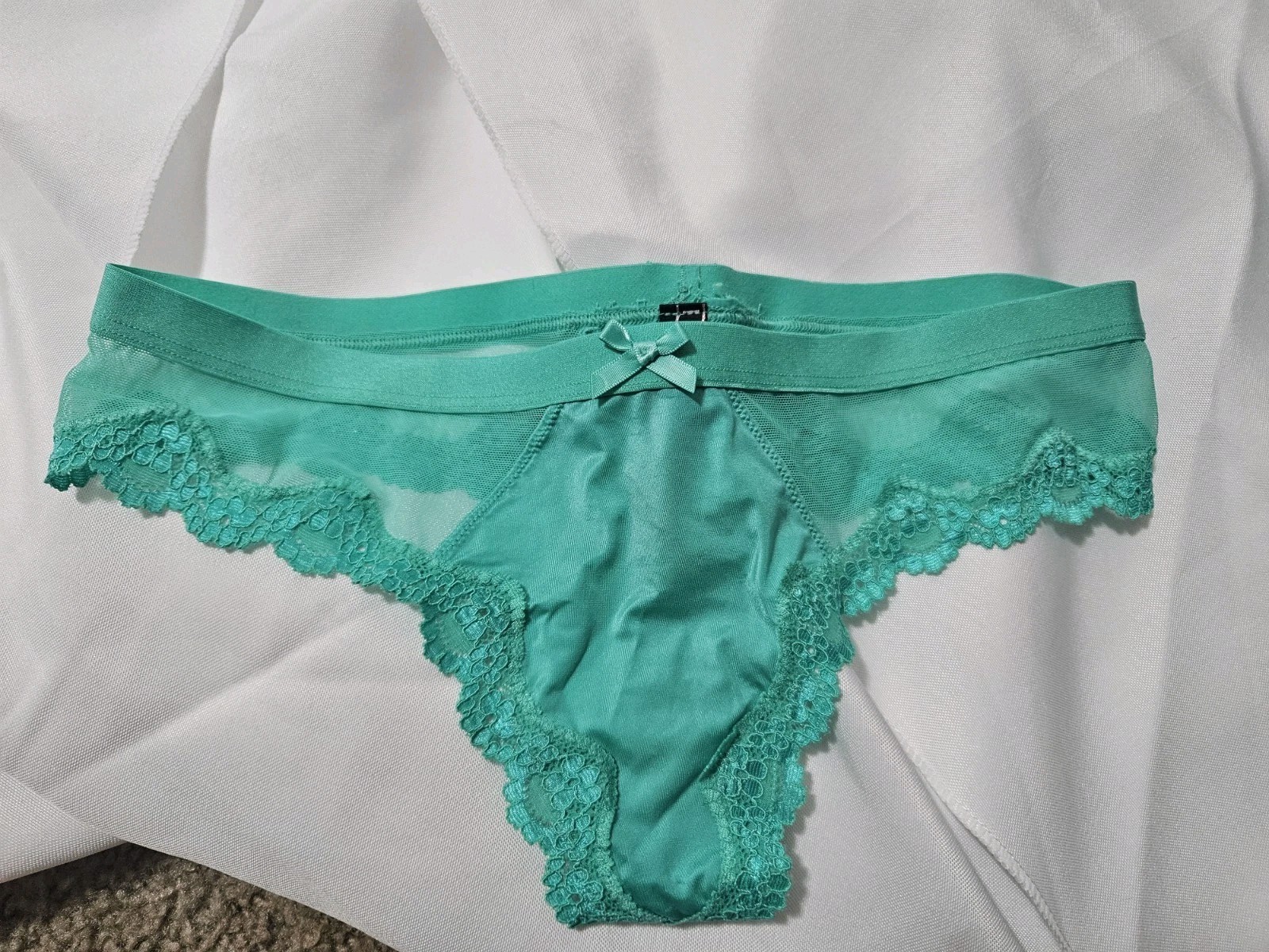 VICTORIA’S SECRET, WOMEN’S NEW GREEN NYLON BL MESH/LACE THONG, TULLE; SIZE M