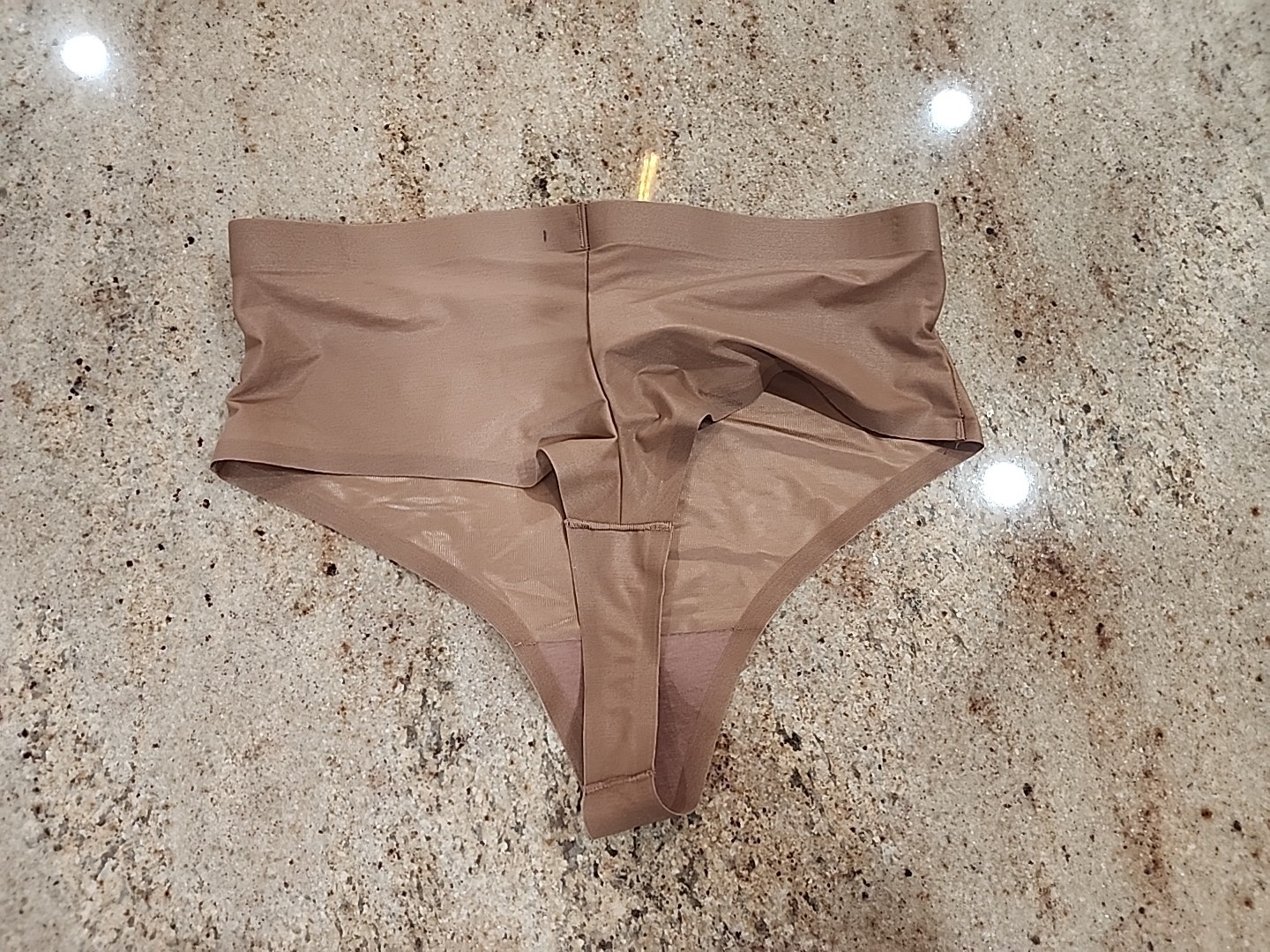 New Women’s SPANX 40130r Cafe Au Lait Sheer Control Thong Panty Size XS